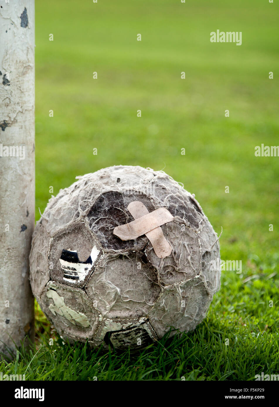 Vecchio calcio con un gesso su di essa corrisponde il fissaggio Foto Stock