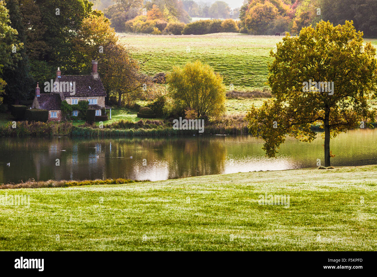 Il cottage sul lago sulla struttura Bowood Station Wagon nel Wiltshire. Foto Stock