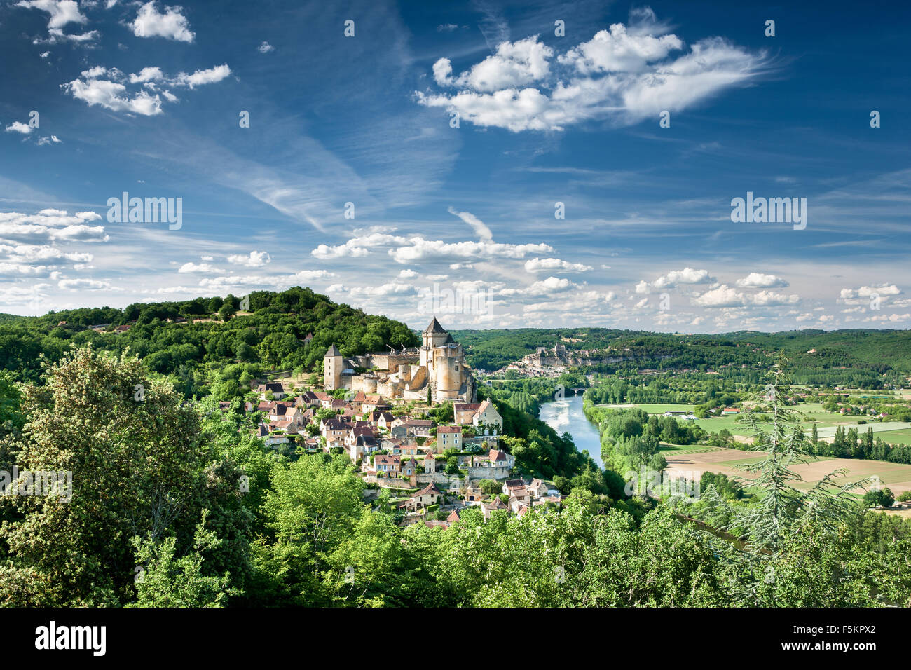 Chateaux e il villaggio di Castlenaud con Beynac e il fiume Dordogna in background Foto Stock