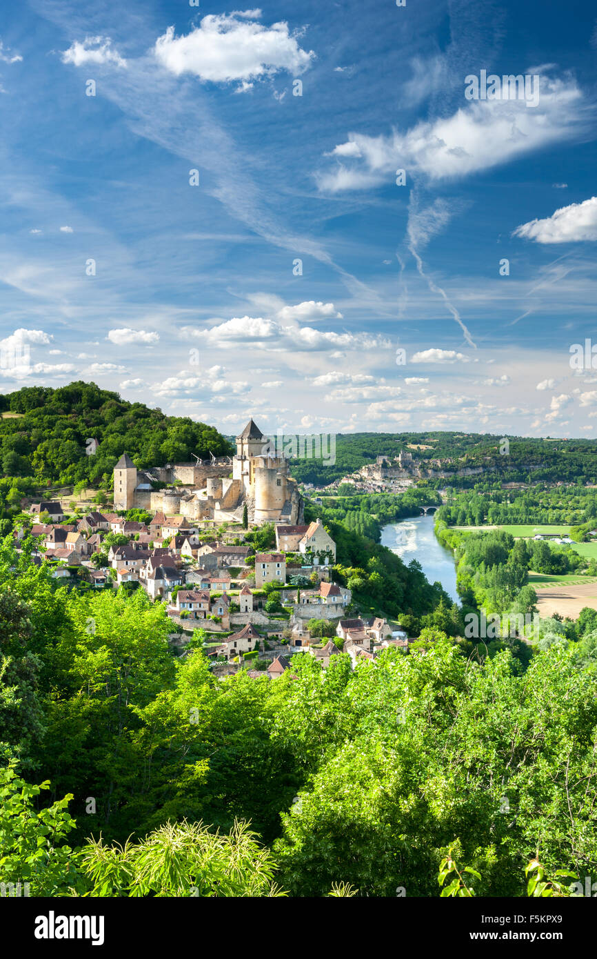 Chateaux e il villaggio di Castlenaud con Beynac e il fiume Dordogna in background Foto Stock