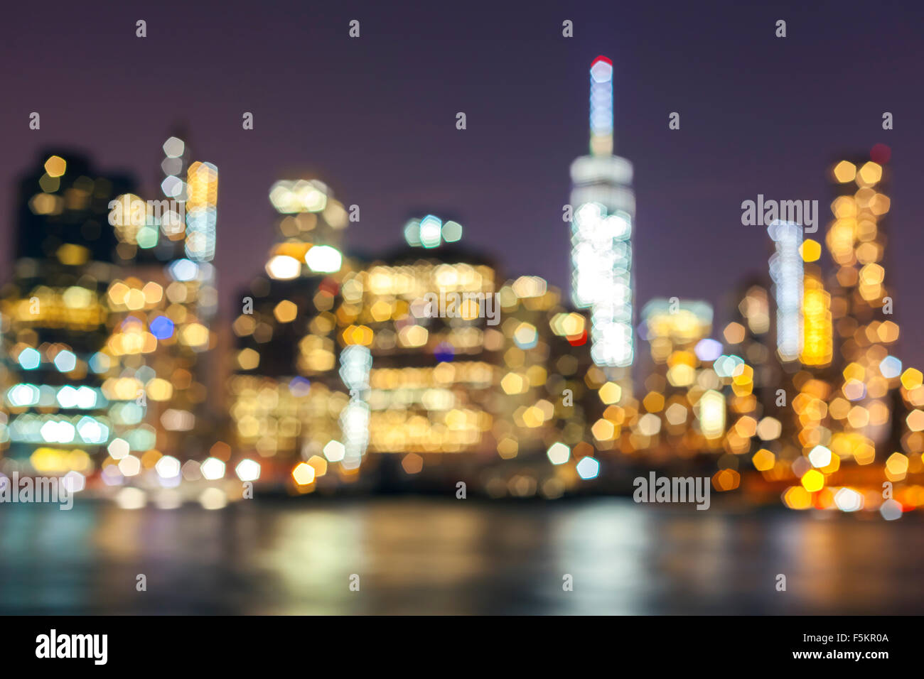 Manhattan sfocata waterfront di notte, la città di New York, Stati Uniti d'America. Foto Stock