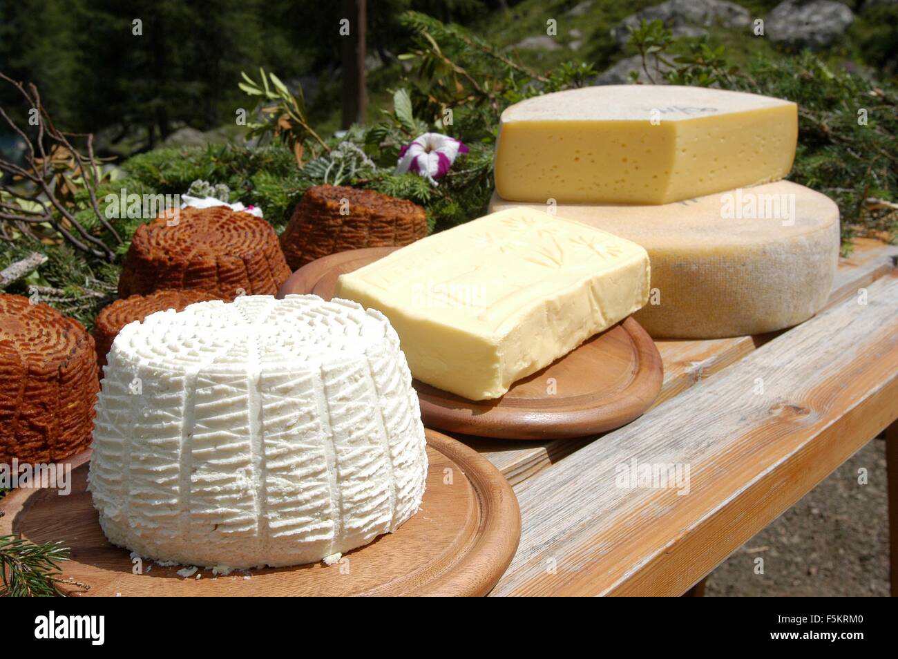 Tradizionale formaggio italiano Agordino © Credito Marco  Bruzzo/Sintesi/Alamy Stock Photo Foto stock - Alamy