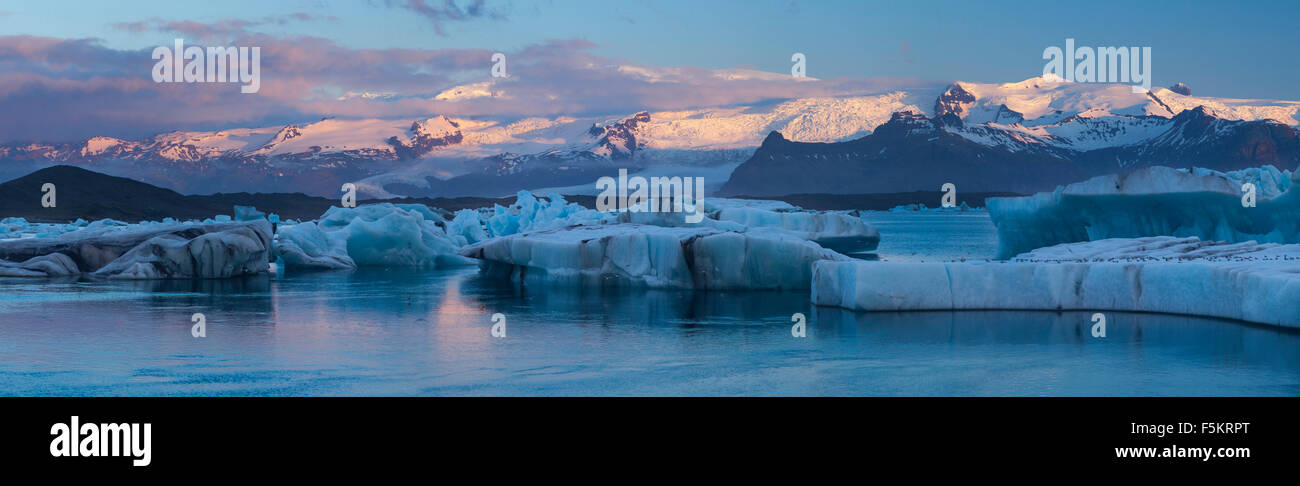 Alba panorama di Vatnajokull calotta di ghiaccio e Jokulsarlon laguna glaciale, Sudhurland, Islanda. Foto Stock