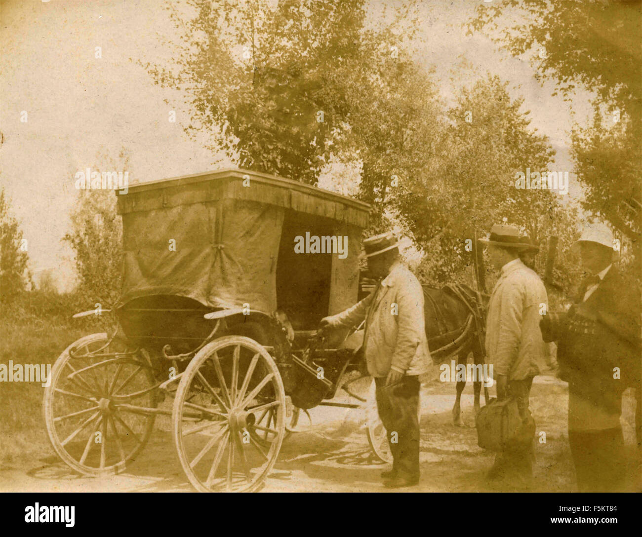 Colleghi di ottenere su un carrello, Italia Foto Stock