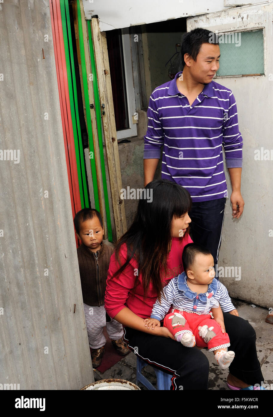 Una famiglia con due bambini a Pechino in Cina. Foto Stock