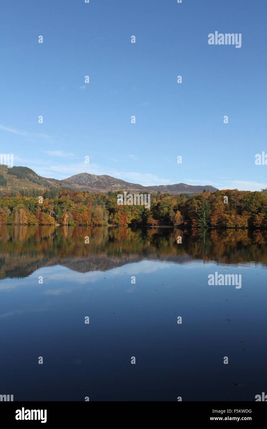 Colore di autunno riflesso in Loch Faskally Scozia Novembre 2015 Foto Stock