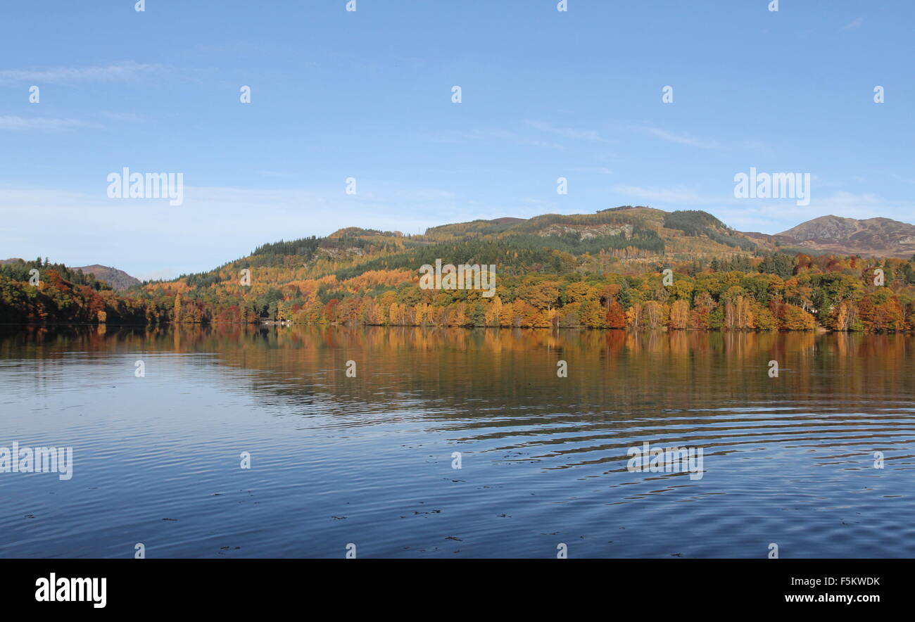 Colore di autunno riflesso in Loch Faskally Scozia Novembre 2015 Foto Stock