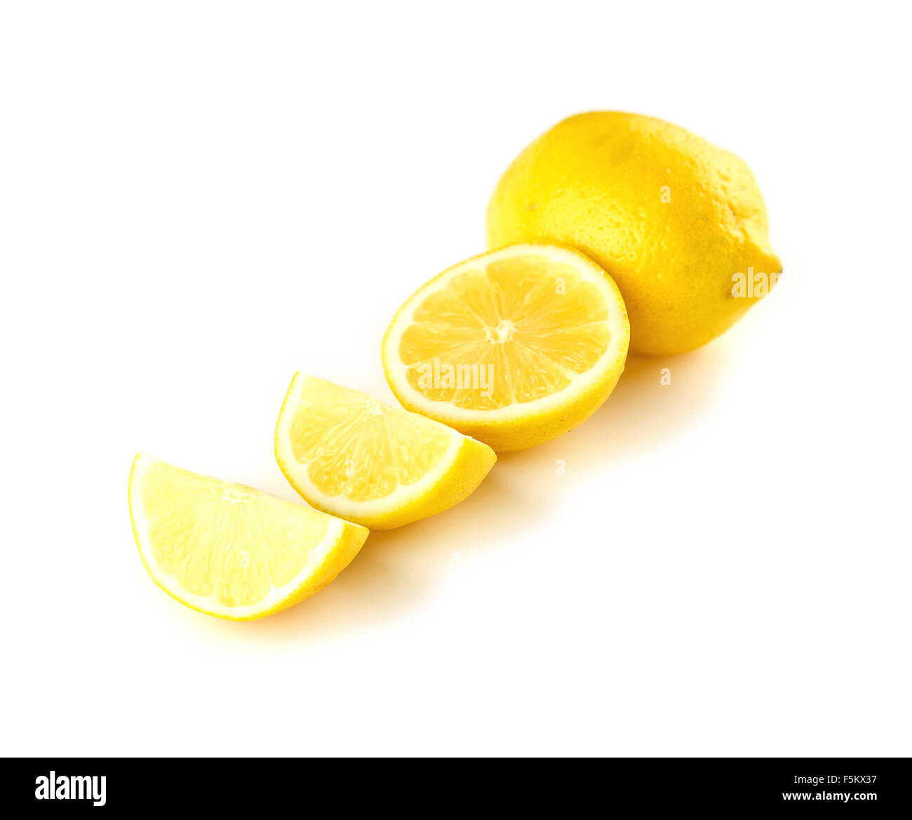 Trimestre, half e full limoni isolato su bianco Foto Stock