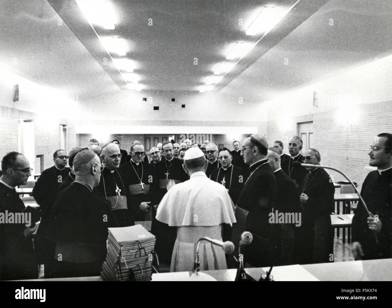 Papa Paolo VI le spalle con altri prelati, Italia Foto Stock