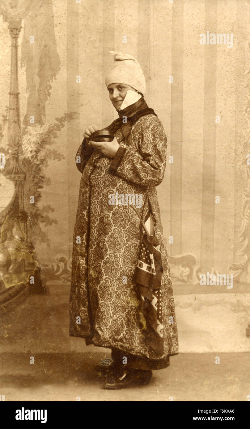 Ritratto di una donna con uno strano costume e hat, Italia Foto Stock