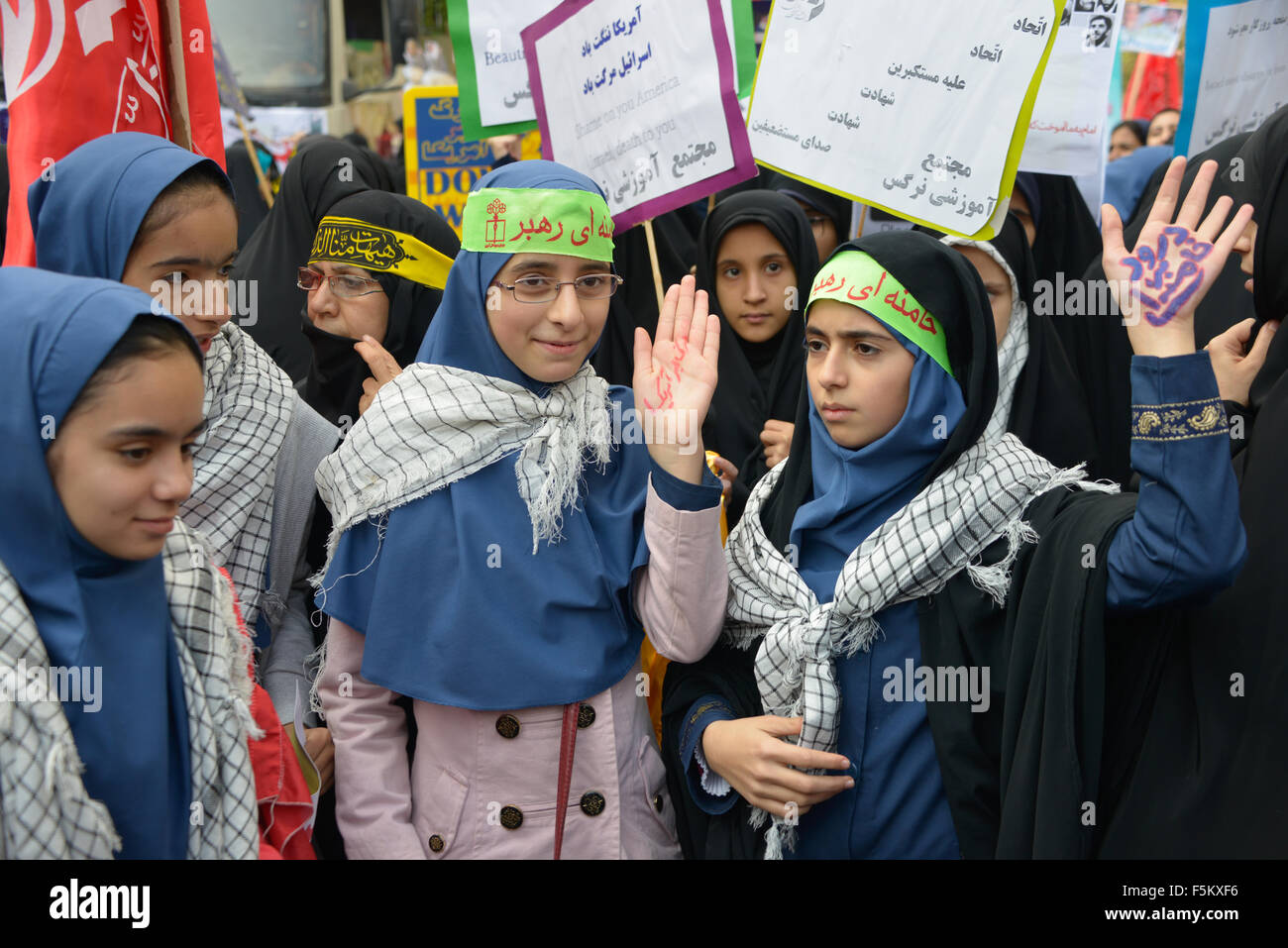 Tehran, Iran. 4 Novembre, 2015.giovani donne iraniane dimostranti a Teheran mostrano le loro mani Mercoledì, contrassegnati con slogan contro gli Stati Uniti e a sostegno di Iraniani leader supremo Ayatollah Ali Khamenei. Foto Stock