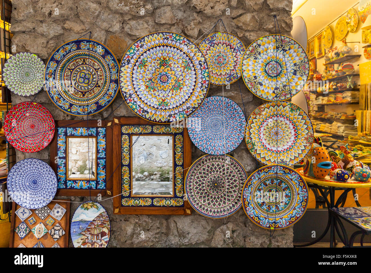 Ceramica tradizionale sul display in un negozio di Ravello, Campania, Italia Foto Stock