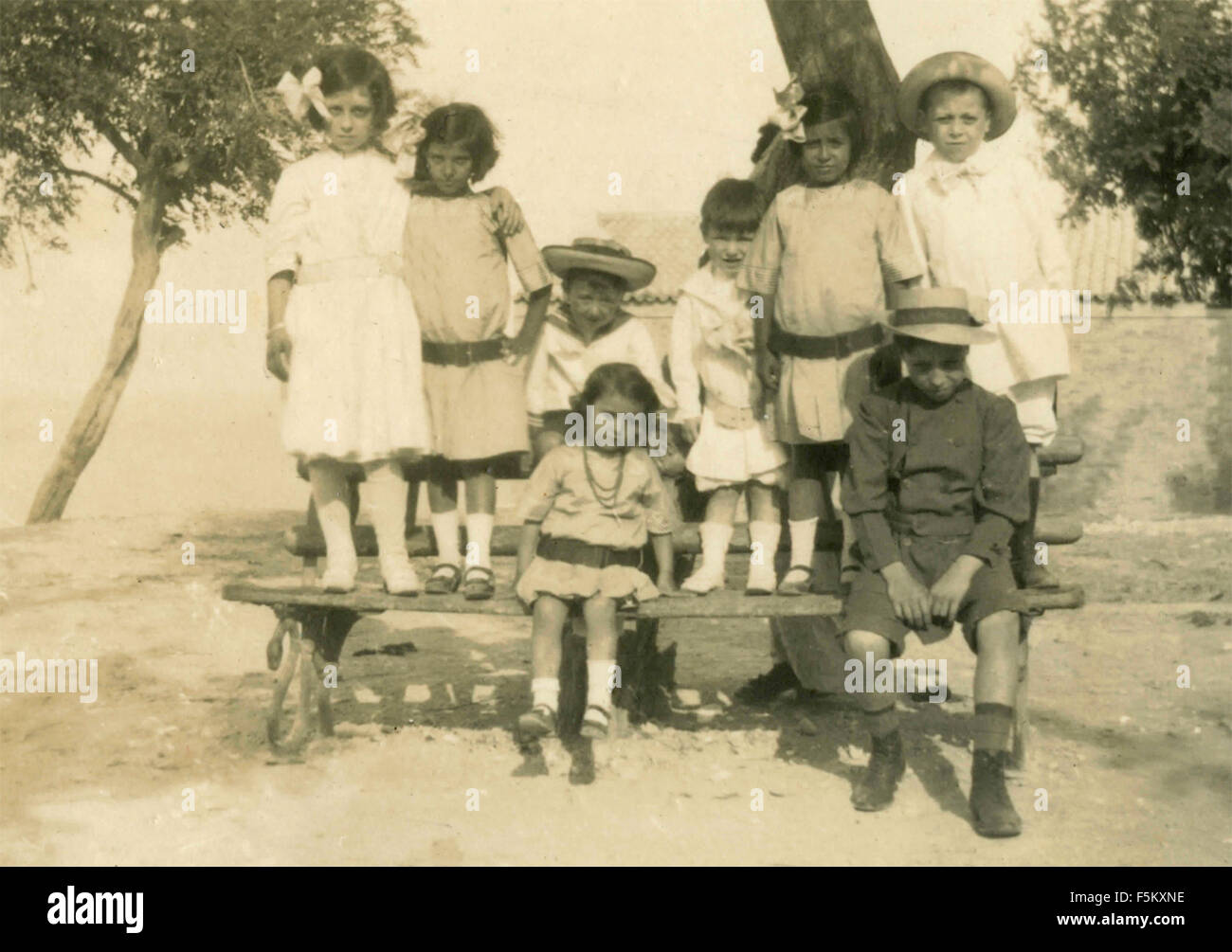 Elegante gruppo di bambini in una fila, Italia Foto Stock