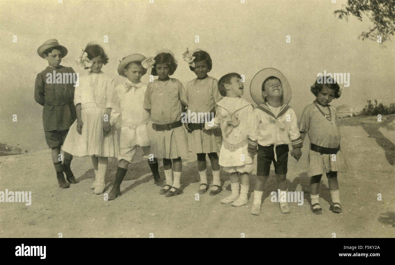 Elegante gruppo di bambini in una fila, Italia Foto Stock