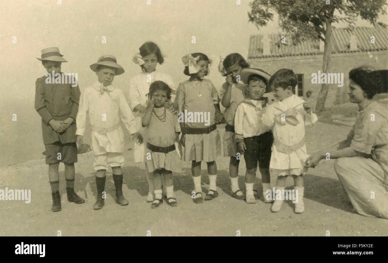 Elegante gruppo di bambini in una fila, Italia Foto Stock