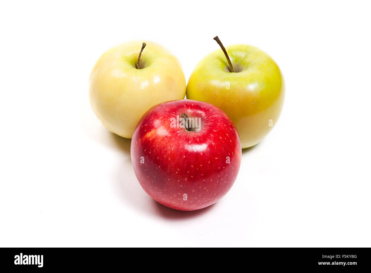 Unico red apple, una mela verde e uno giallo apple. Gruppo di succosa frutti maturi. Isolato su sfondo bianco. Foto Stock