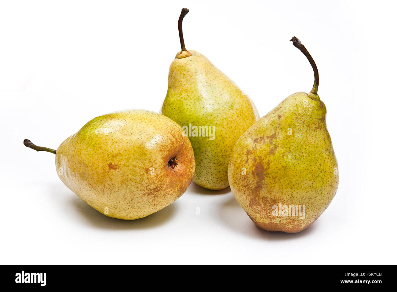 Tre fresco verde di pere. Gruppo di succosa frutti maturi. Vista la conferenza di pera isolati su sfondo bianco. Foto Stock