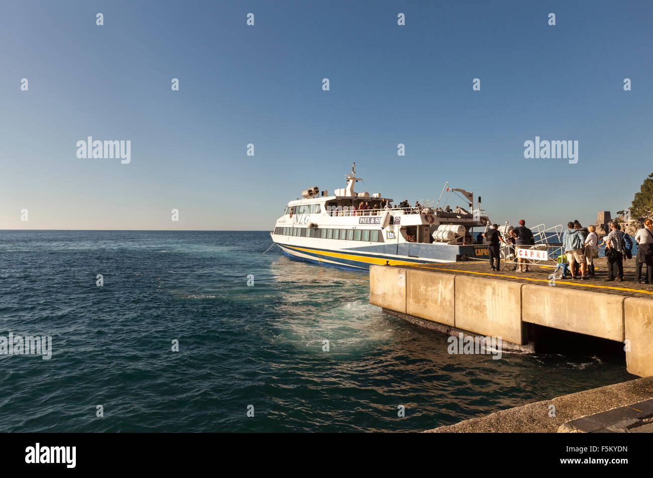 Pontile dei traghetti passeggeri e di traghetto a Positano sulla Costiera Amalfitana, Italia Foto Stock