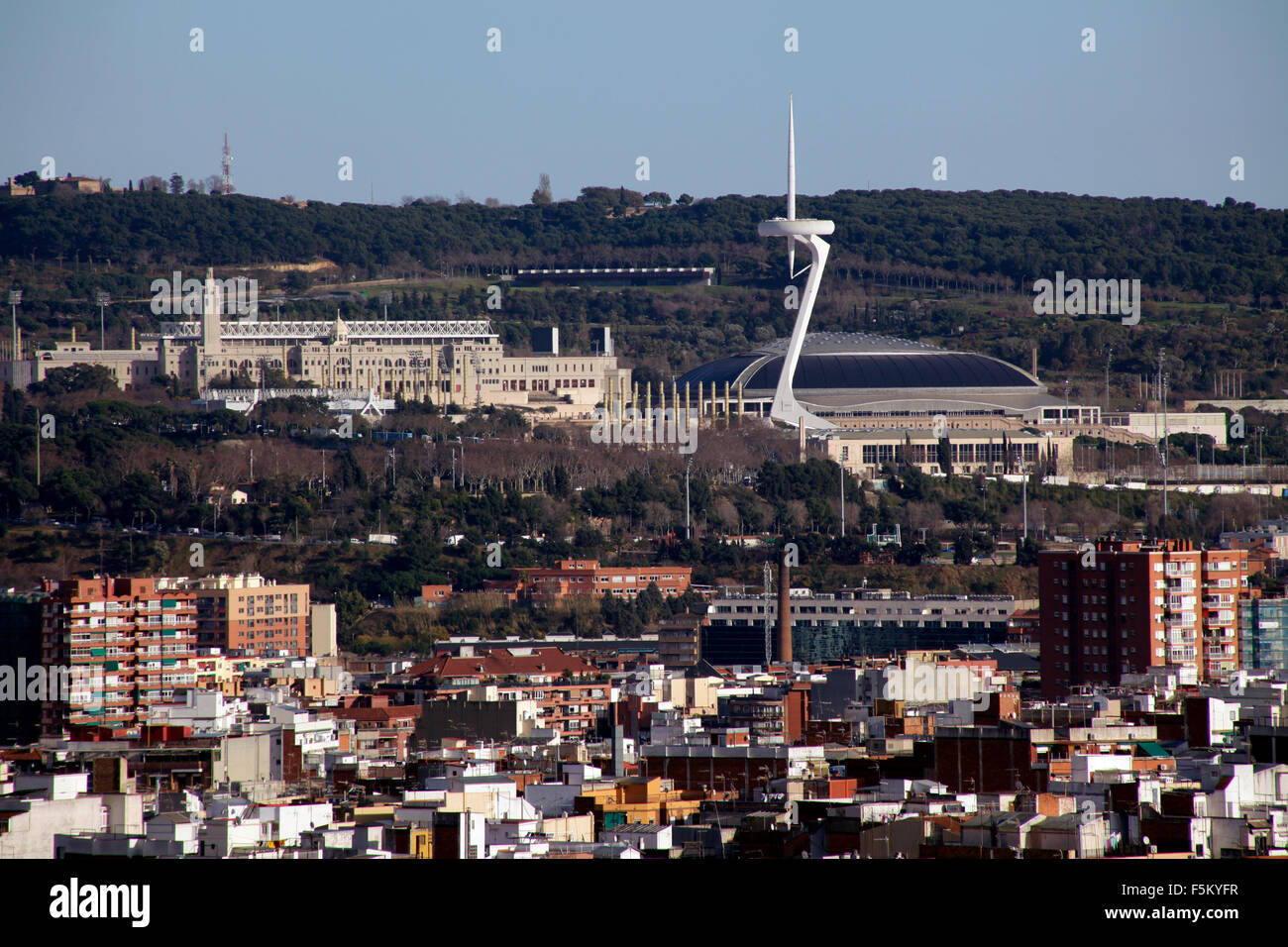 Lo stadio olimpico Palau Sant Jordi, Torre Calatrava a Barcellona, in Catalogna, Spagna. Foto Stock