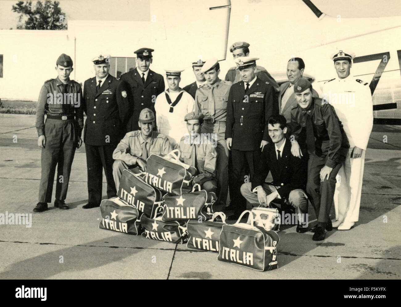 Un gruppo di militari sport all'aeroporto, Italia Foto Stock