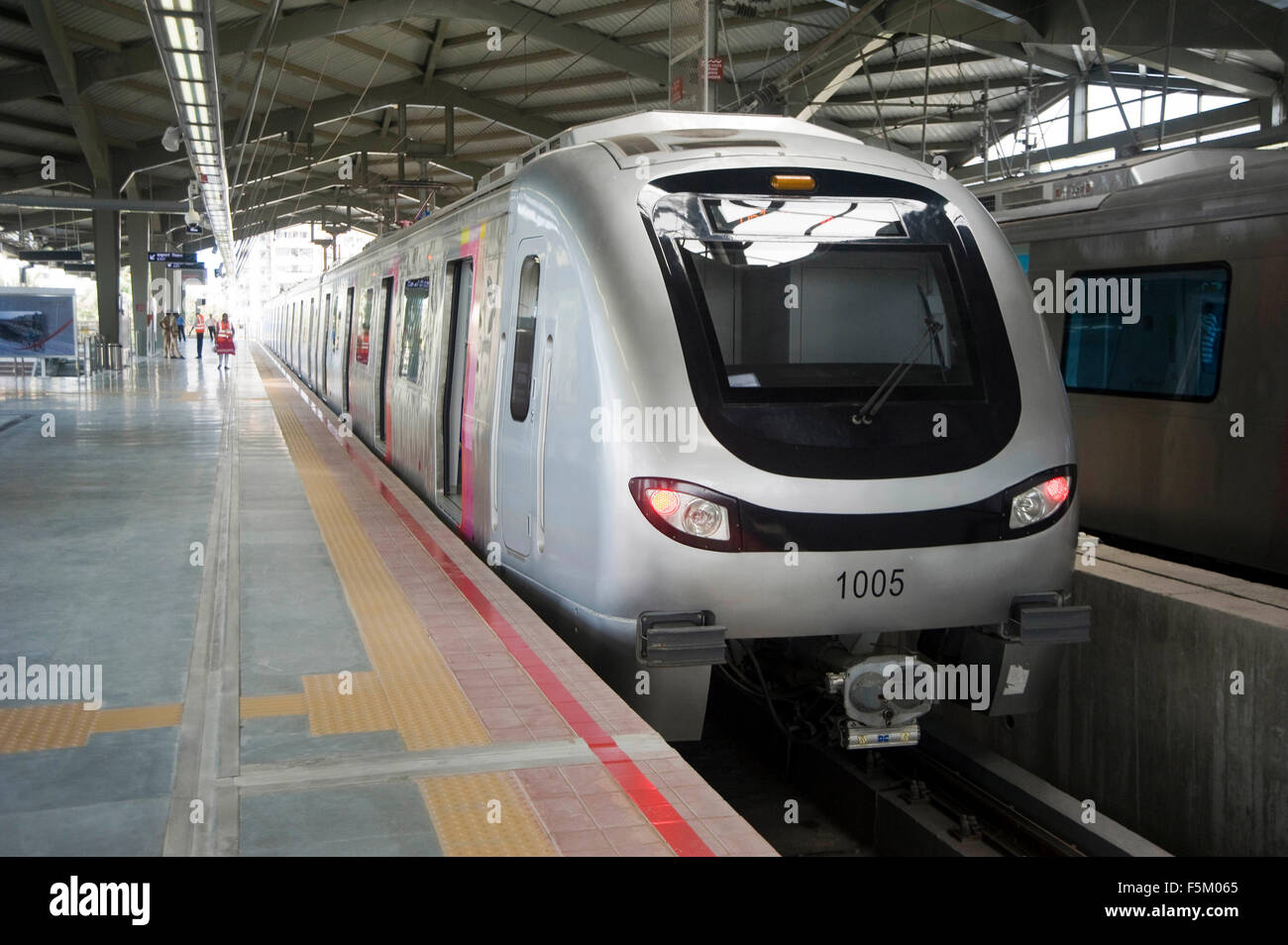 Metro Stazione ferroviaria, versova, Mumbai, Maharashtra, India, Asia Foto Stock