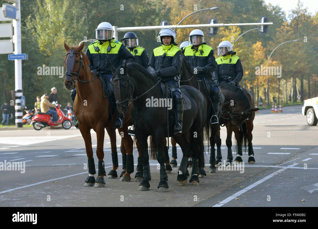 La polizia a cavallo sono avente un occhio per la sicurezza durante una dimostrazione Foto Stock