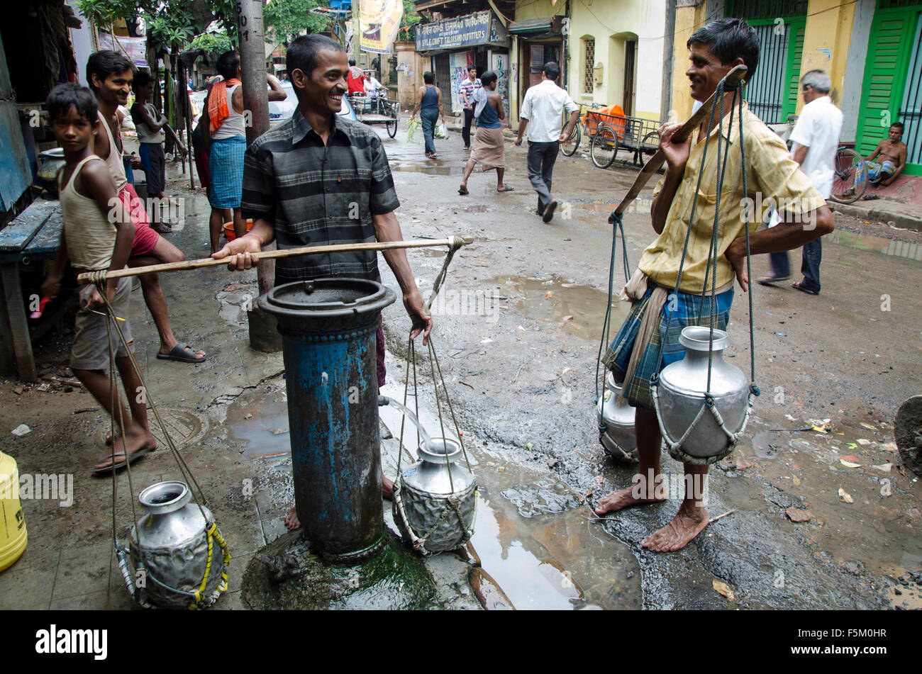 Fornitore di acqua di lavoratori spettegolare al grande pubblico in occasione di toccare, Calcutta, West Bengal, India, Asia Foto Stock