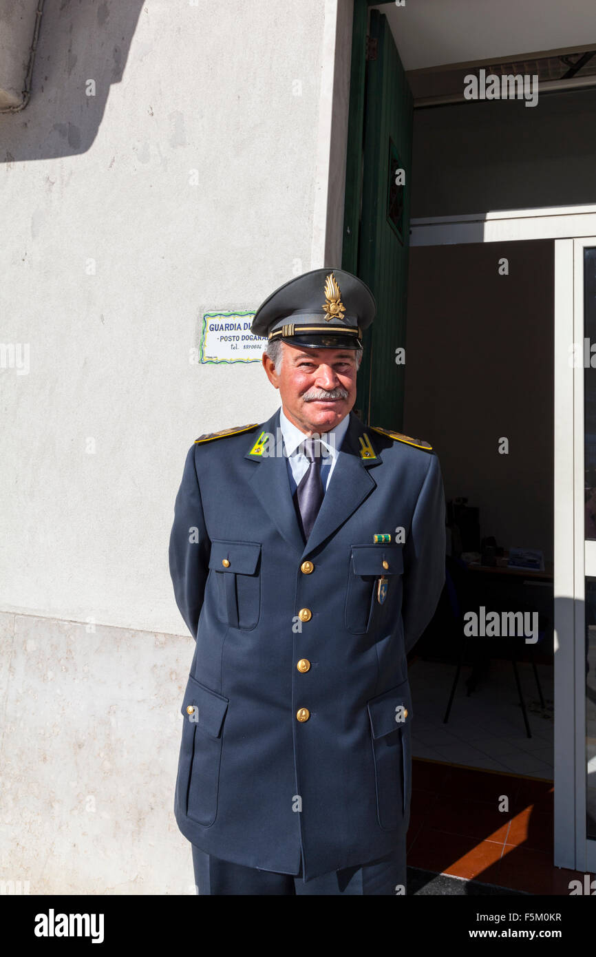 Guardia di Finanza italiana protezione finanziaria e di applicazione della  legge officer, a Marina Grande porto sulla isola di Capri, Italia Foto  stock - Alamy