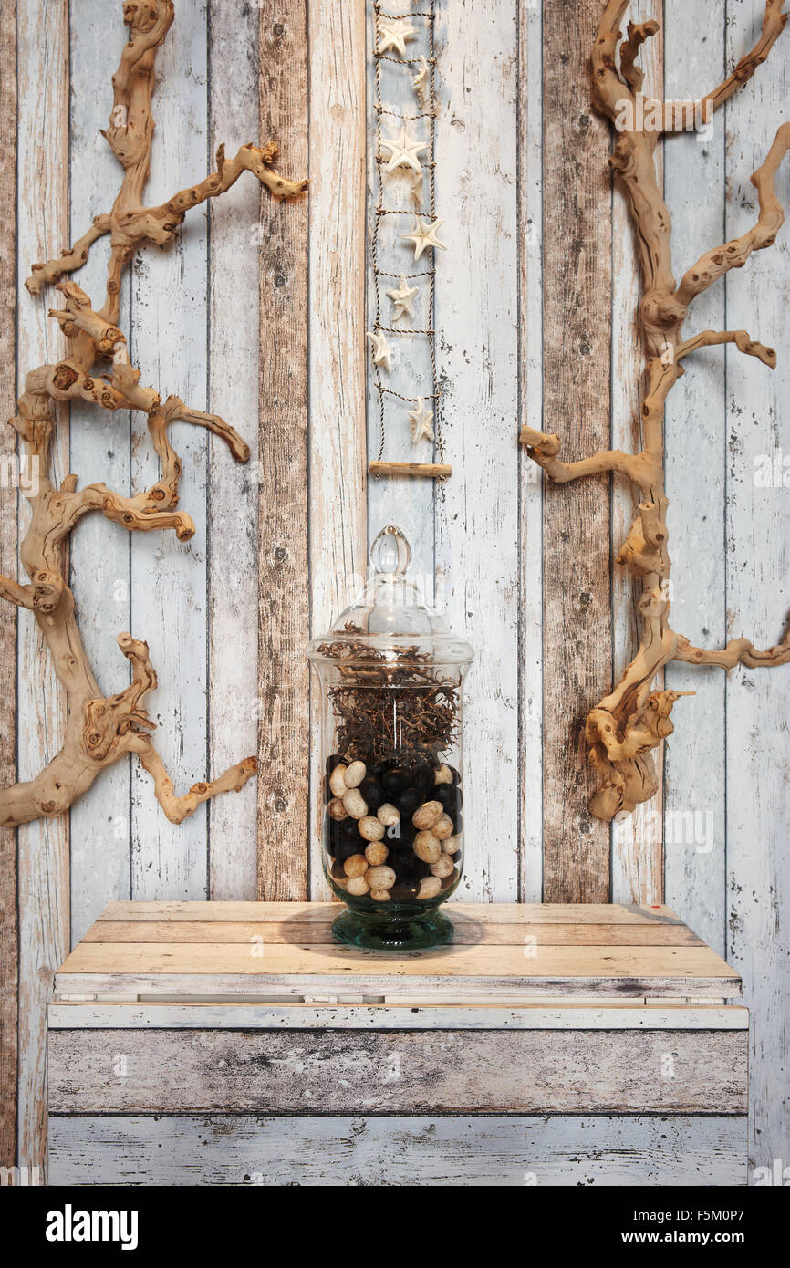 Famiglia elementi di decorazione con rami di albero e starfishes contro il legno verniciato verticale di sfondo Foto Stock