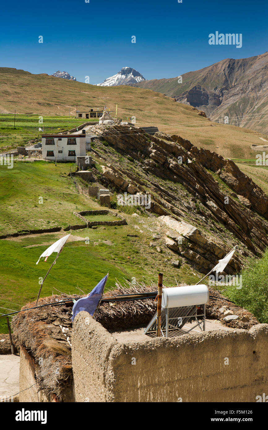 India, Himachal Pradesh, Spiti Valley, Kibber, alta altitudine case a edg del villaggio, con acqua calda solare sul tetto Foto Stock