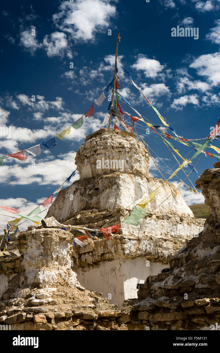 India, Himachal Pradesh, Spiti Valley, Kibber, buddista chorten e bandiere di preghiera in ingresso al villaggio Foto Stock