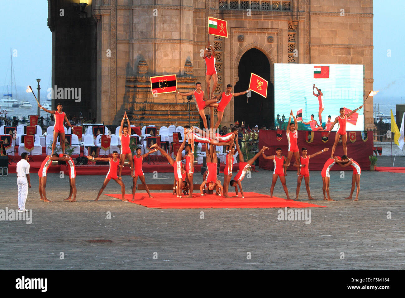 Prestazioni Mallakhamb sull esercito day celebrazione, gateway, Mumbai, Maharashtra, India, Asia Foto Stock