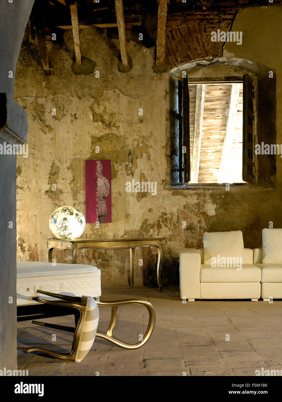 Elementi di uso domestico in un grande vuoto interno con finestra aperta in verticale Foto Stock