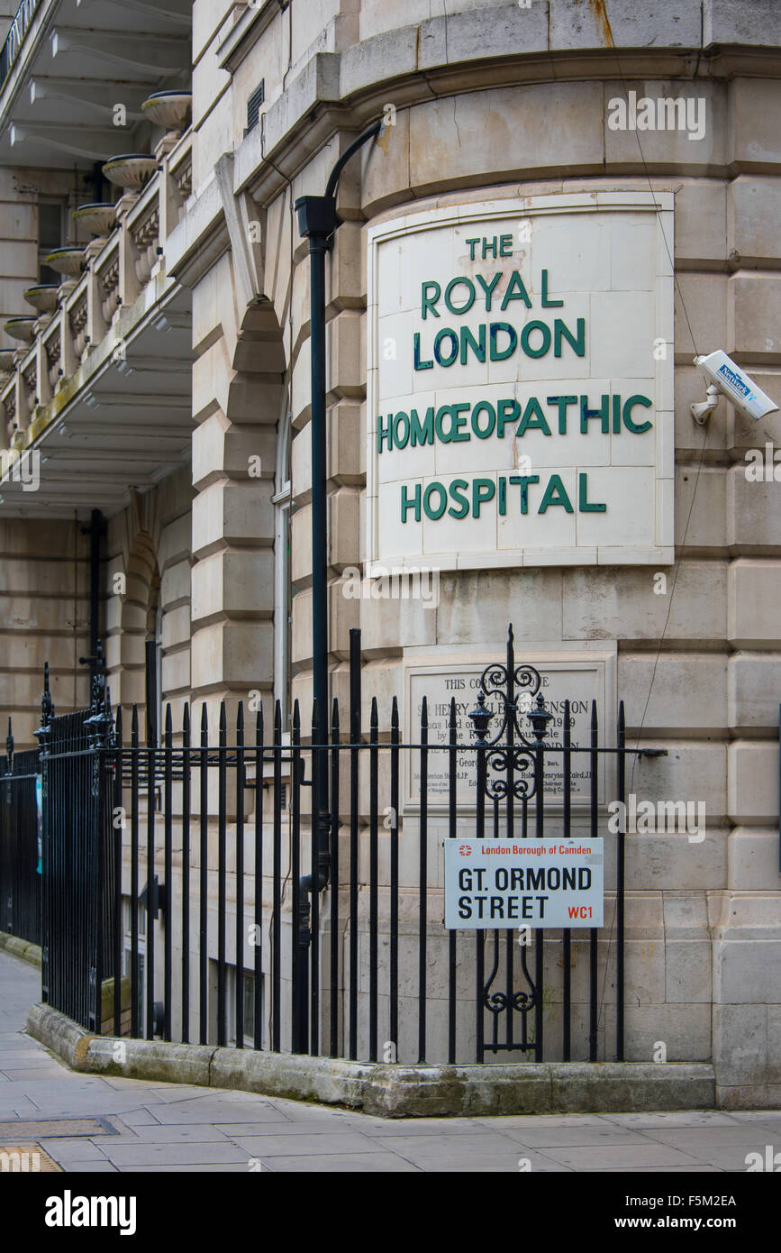 Al di fuori di Great Ormond Street Londra Queen Square Royal London Homoeopethic segno dell'ospedale Foto Stock