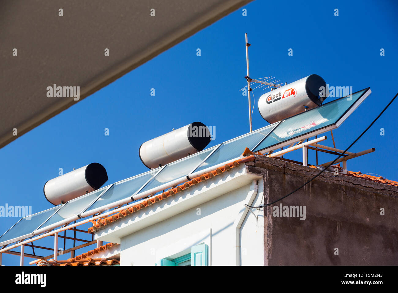 Alloggio con energia solare termica di riscaldamento di acqua sul tetto di pannelli in Skala Eresou, su Lesbo, Grecia. Foto Stock