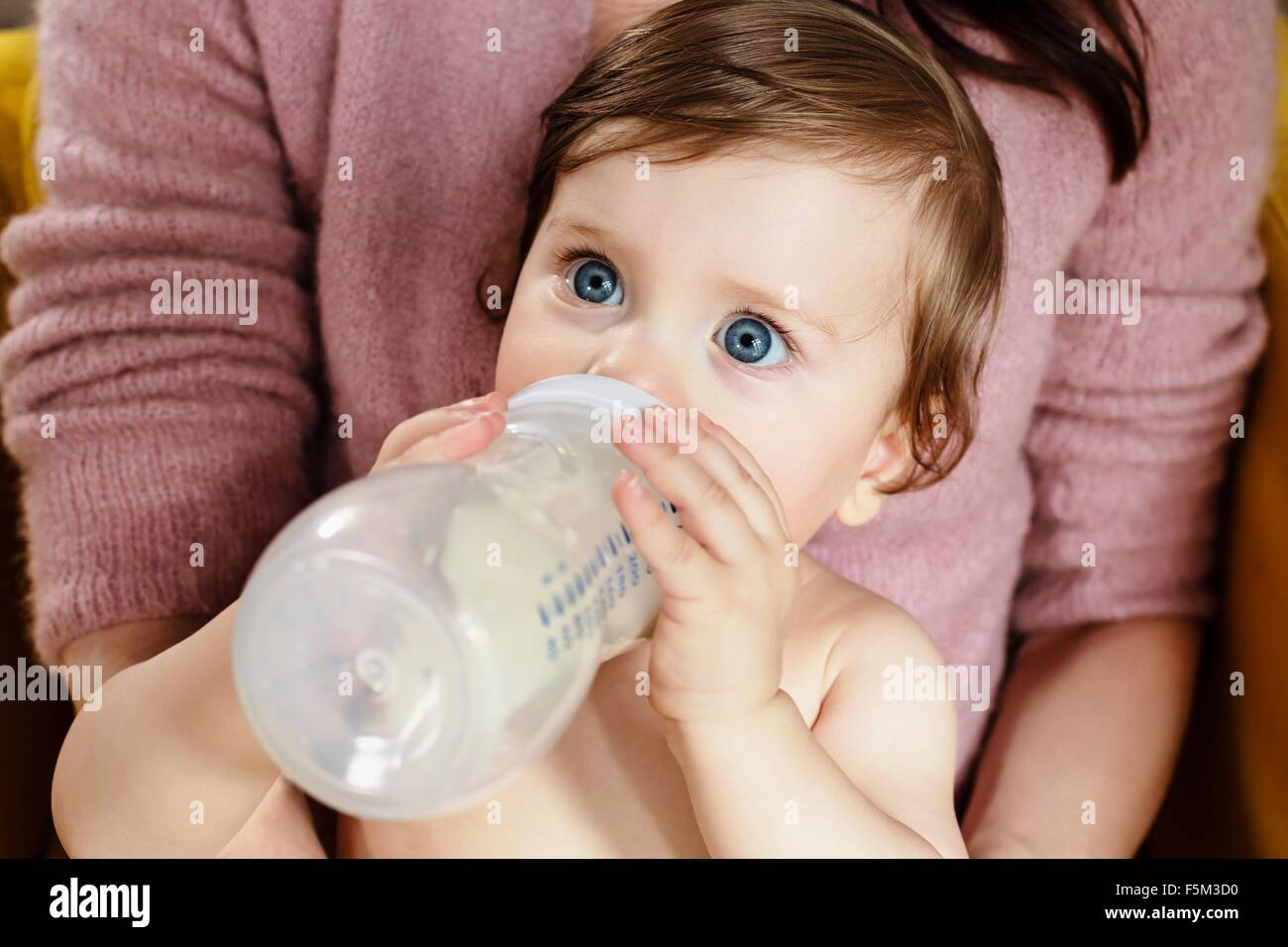 Baby boy bere latte dalla bottiglia Foto Stock