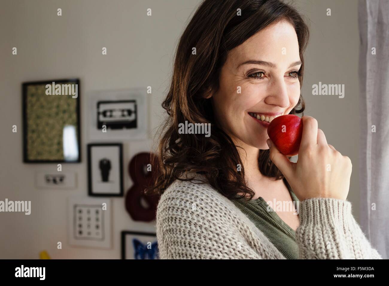Donna felice con un Apple Foto Stock