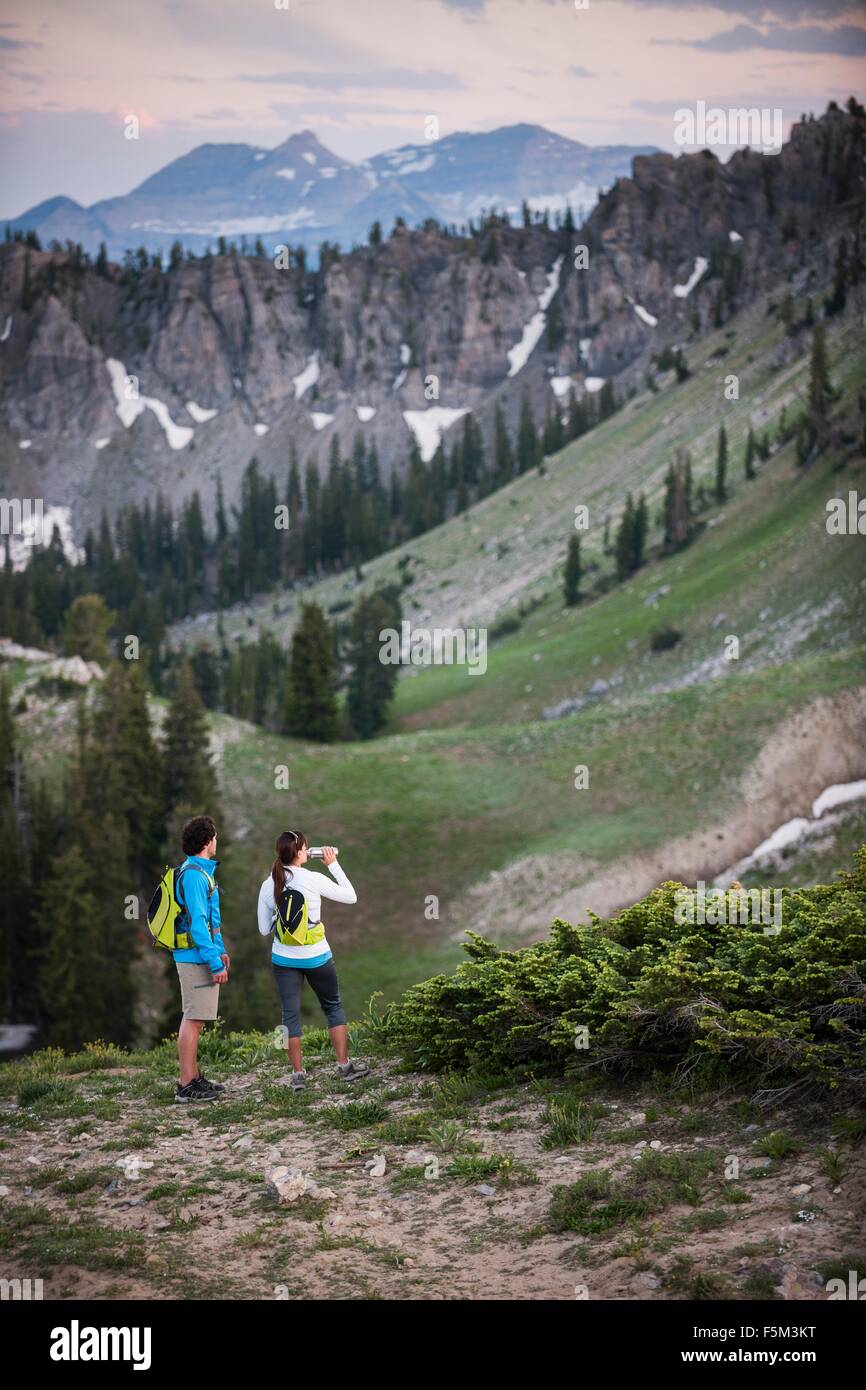 Gli escursionisti sul tramonto sentiero di picco, Catherine's Pass, Montagne Wasatch, Utah, Stati Uniti d'America Foto Stock