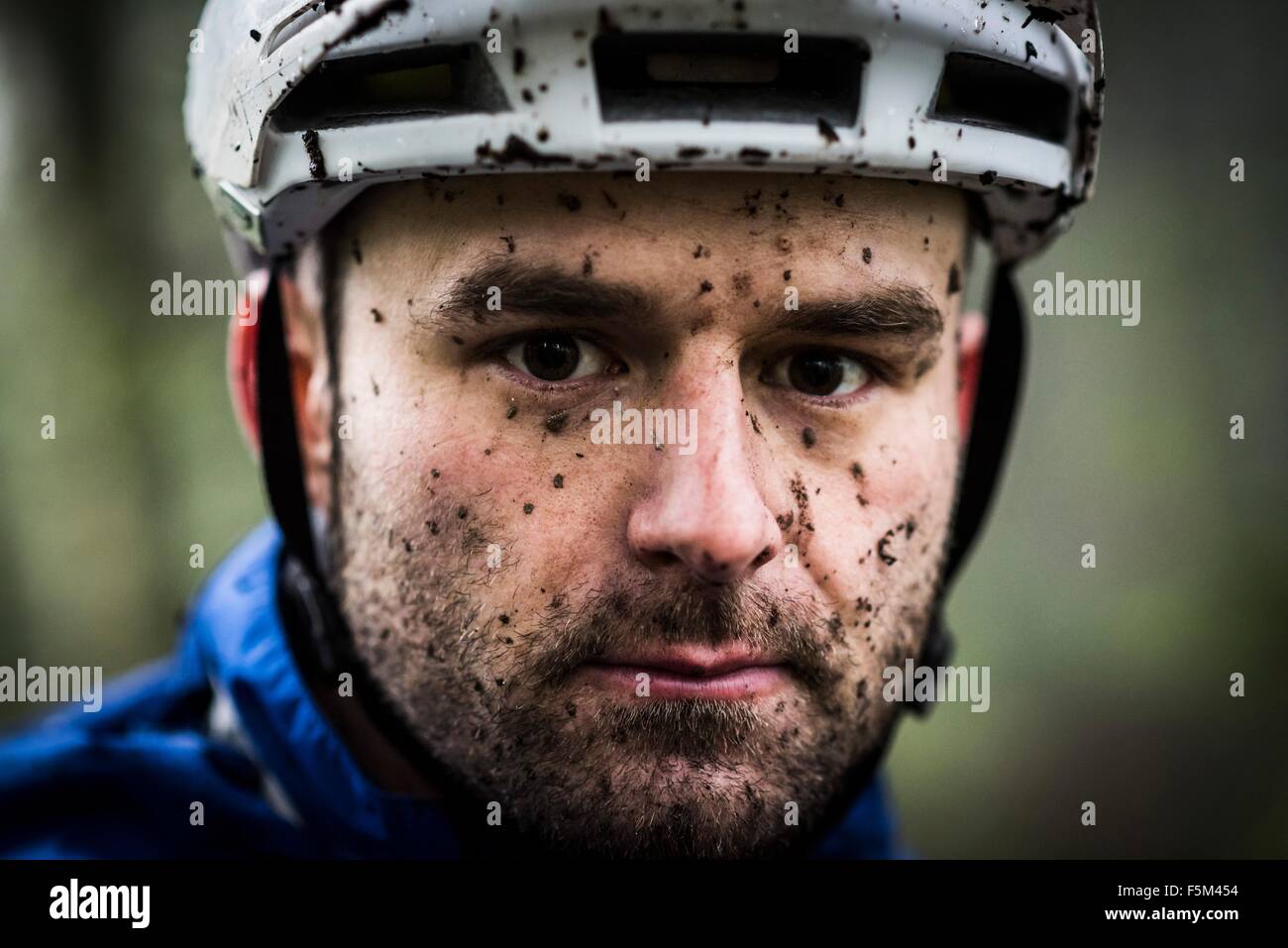 Close up ritratto maschile di mountain biker schizzi di fango Foto Stock