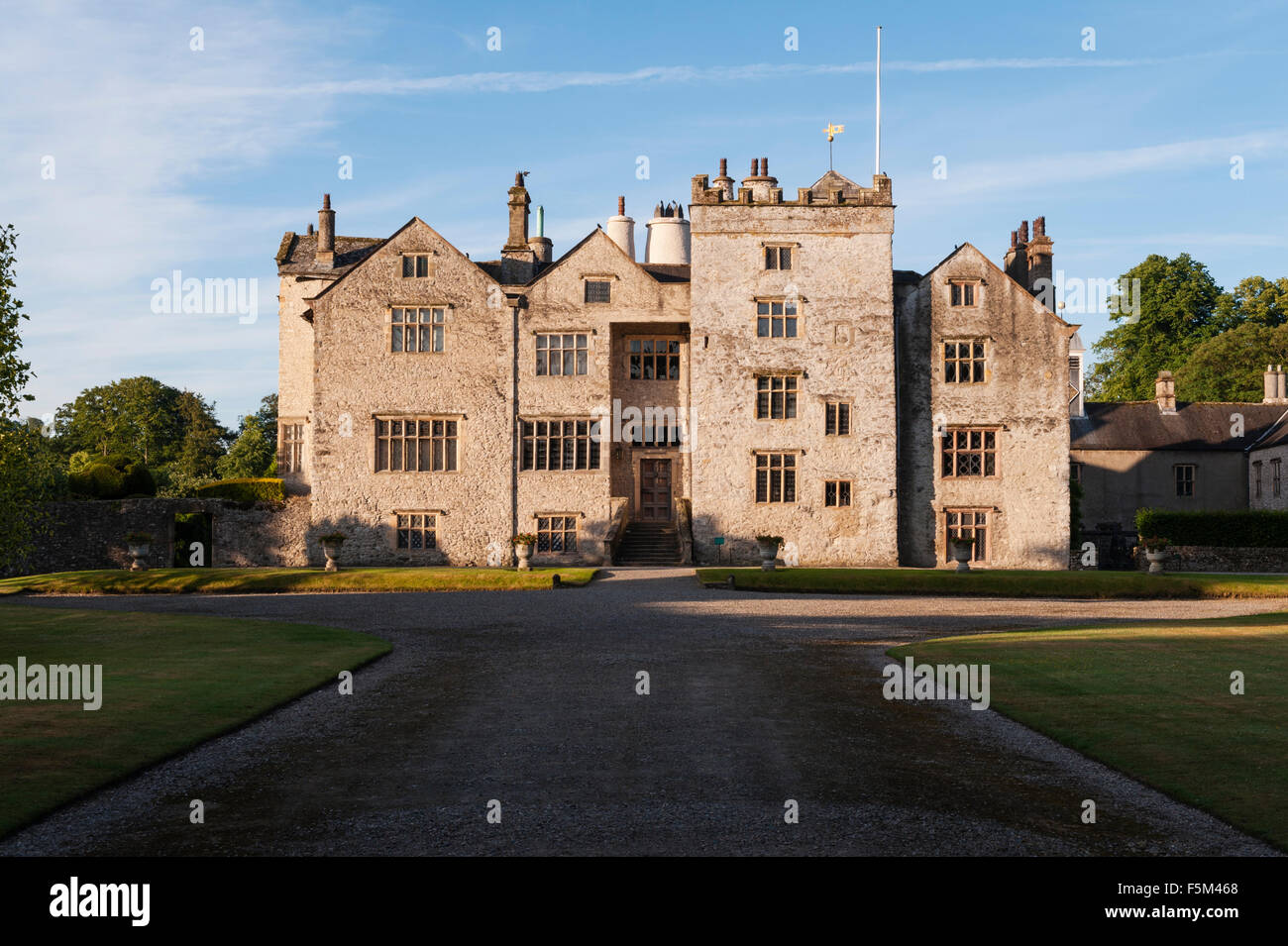 Levens Hall, Cumbria, Regno Unito. Un tardo 16c Manor House famosa per il suo eccentrico topiaria da giardino, di proprietà della famiglia Bagot Foto Stock