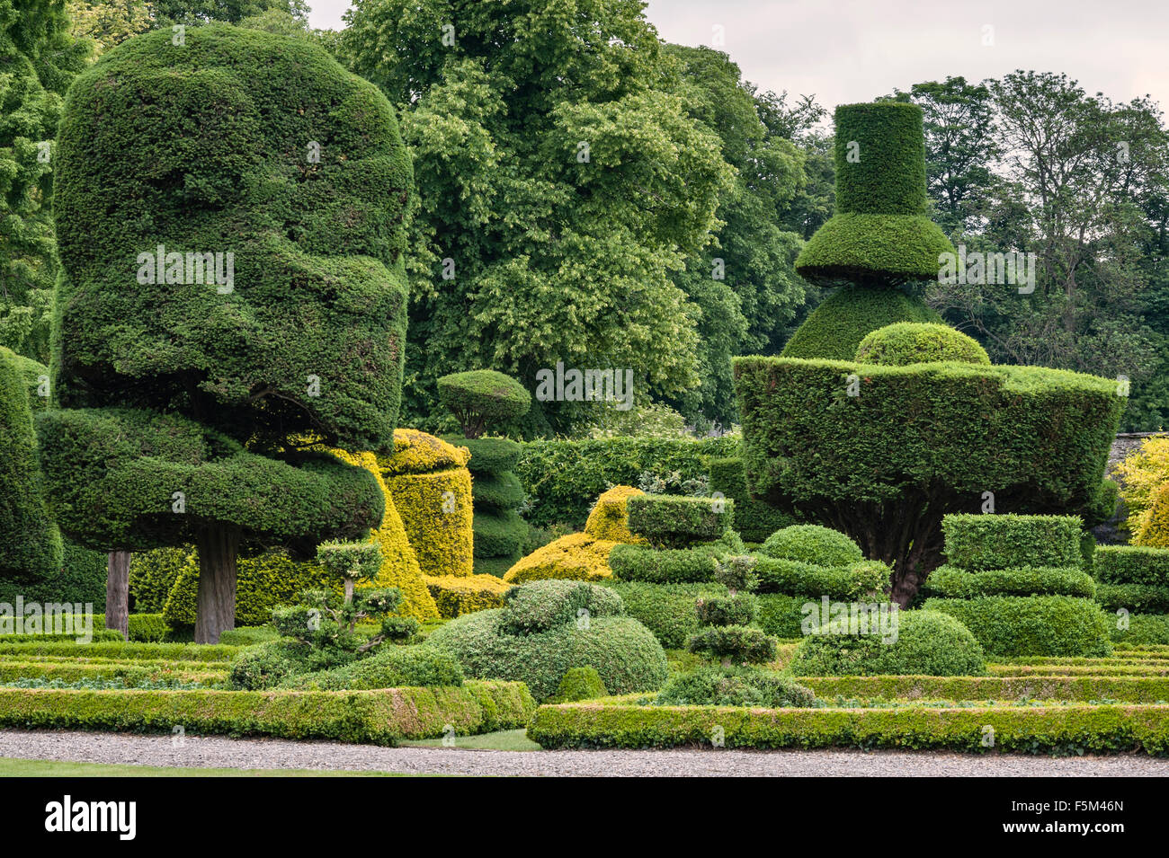 Levens Hall, Cumbria, Regno Unito. Un tardo 16c Manor House famosa per il suo eccentrico topiaria da giardino, di proprietà della famiglia Bagot Foto Stock
