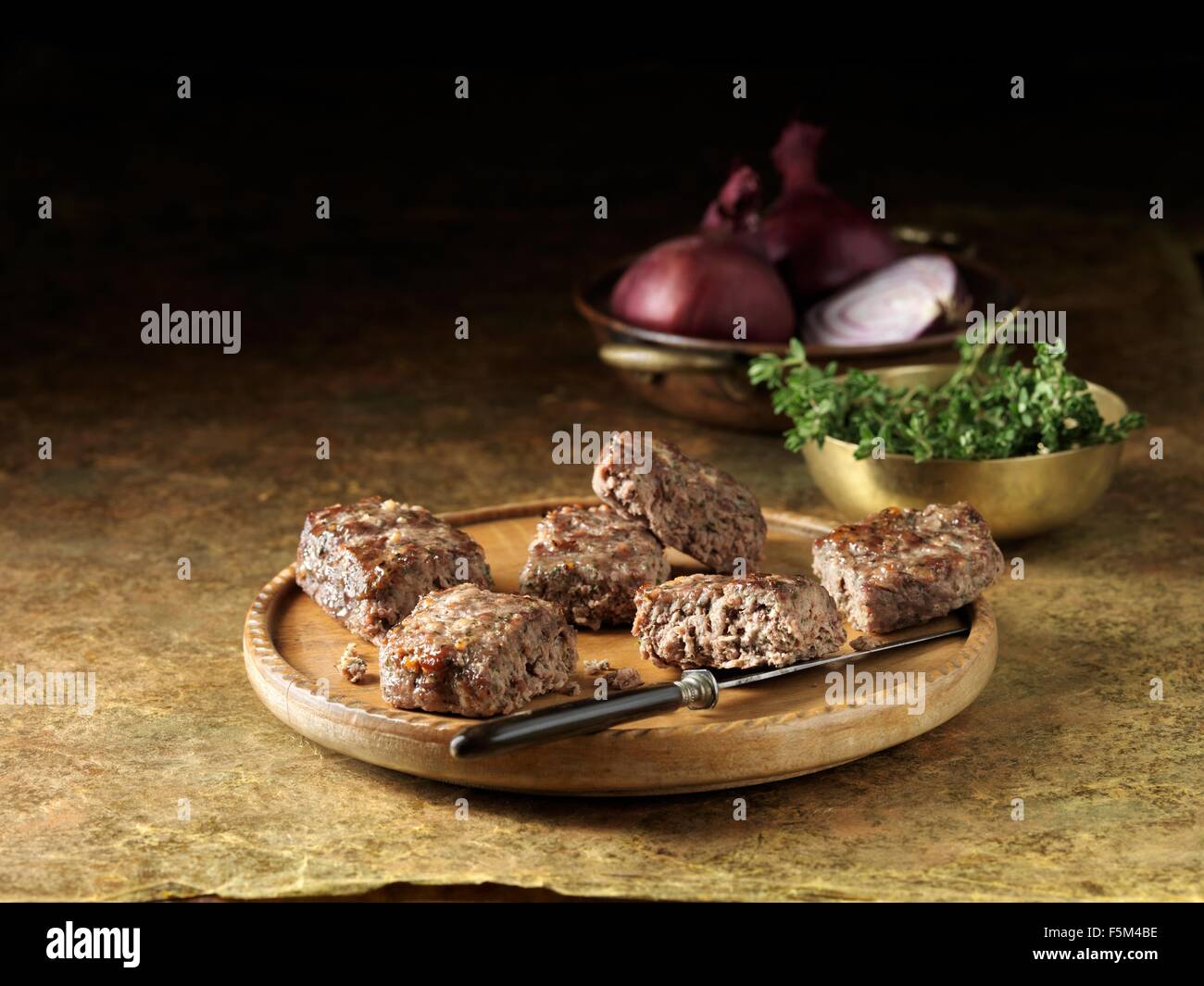 La carne di cervo con arrosti di carne rossa cipolla ripieno rustico tagliere Foto Stock
