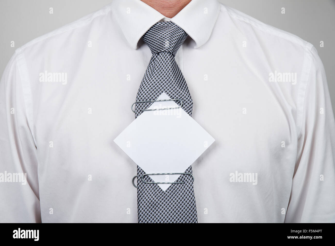 Lavoratore di ufficio con nota sul tirante Foto Stock