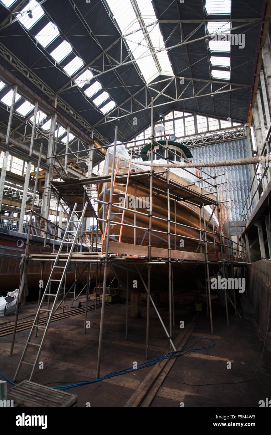 Ponteggio e barca Cantiere in officina Foto Stock