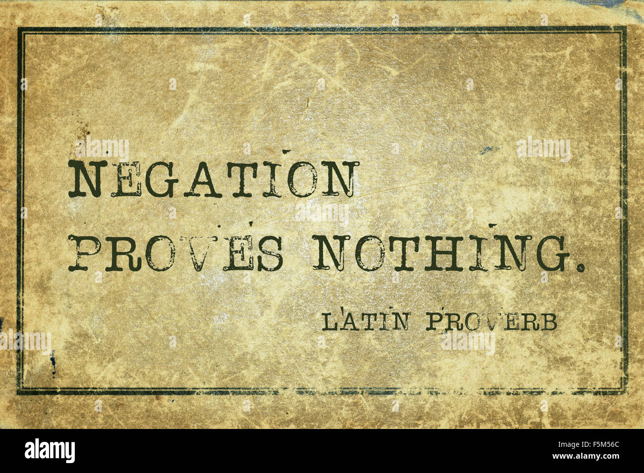 Negazione dimostra nulla - antico proverbio latino stampato su grunge cartone vintage Foto Stock