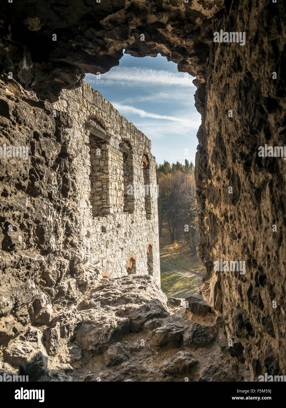 Muro fortificato squarcio nel castello medievale Ogrodzieniec, sul sentiero delle aquile' Nest, Krakow-Czestochowa Upland Foto Stock
