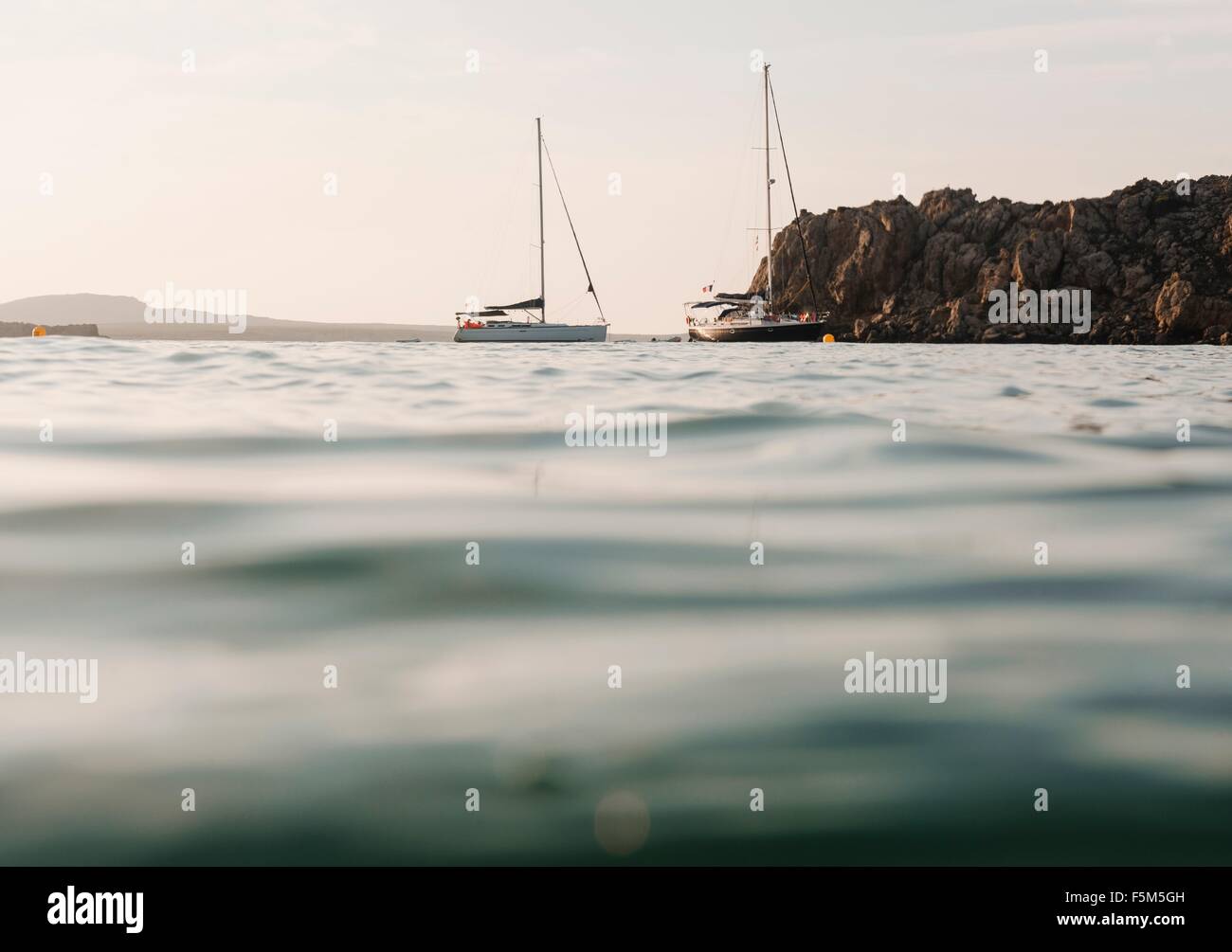 La superficie di visualizzazione a livello di due yacht ancorati in mare, Menorca, isole Baleari, Spagna Foto Stock