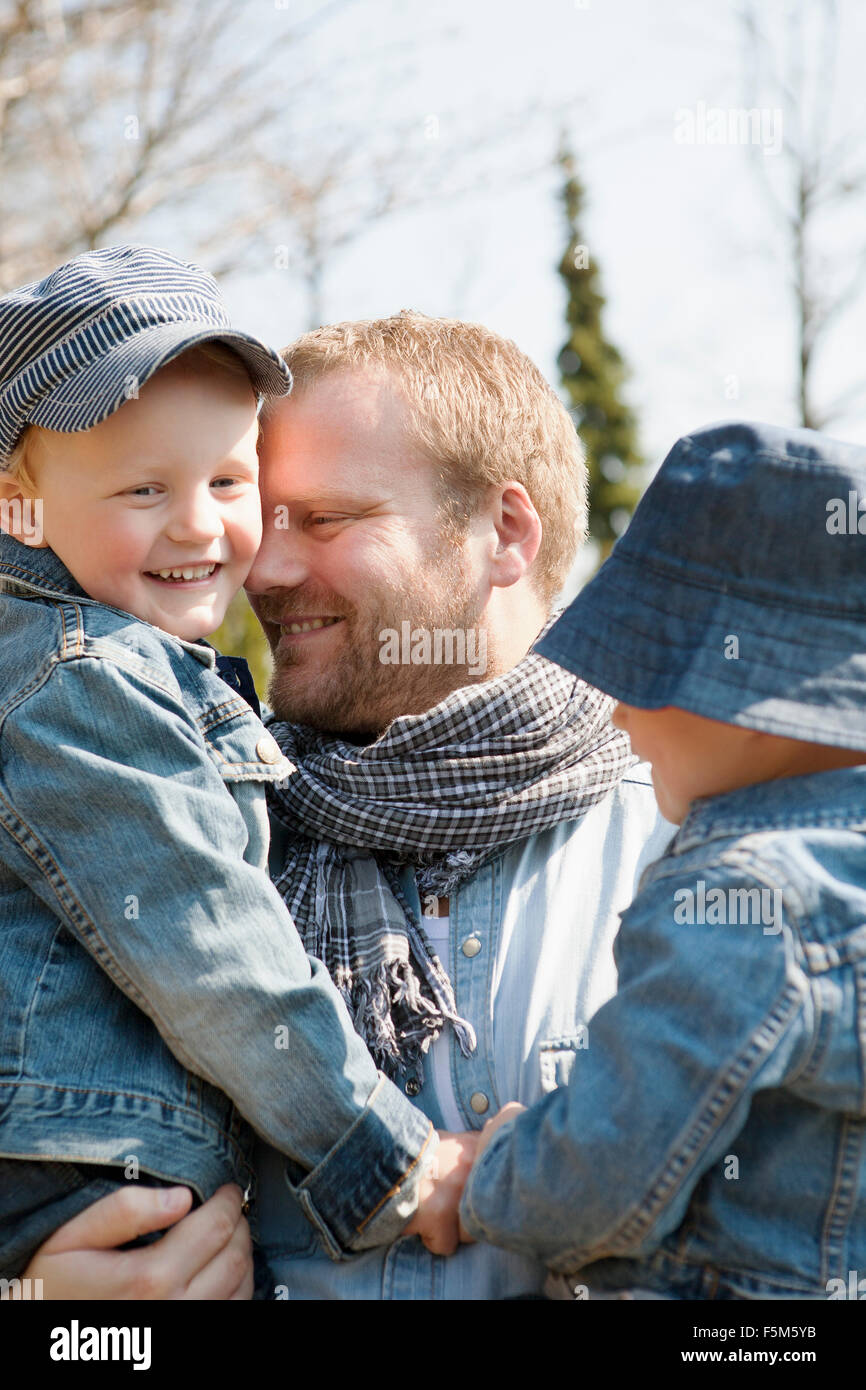 La Svezia Sodermanland, Alvsjo, Padre holding figli (4-5, 6-7) Foto Stock