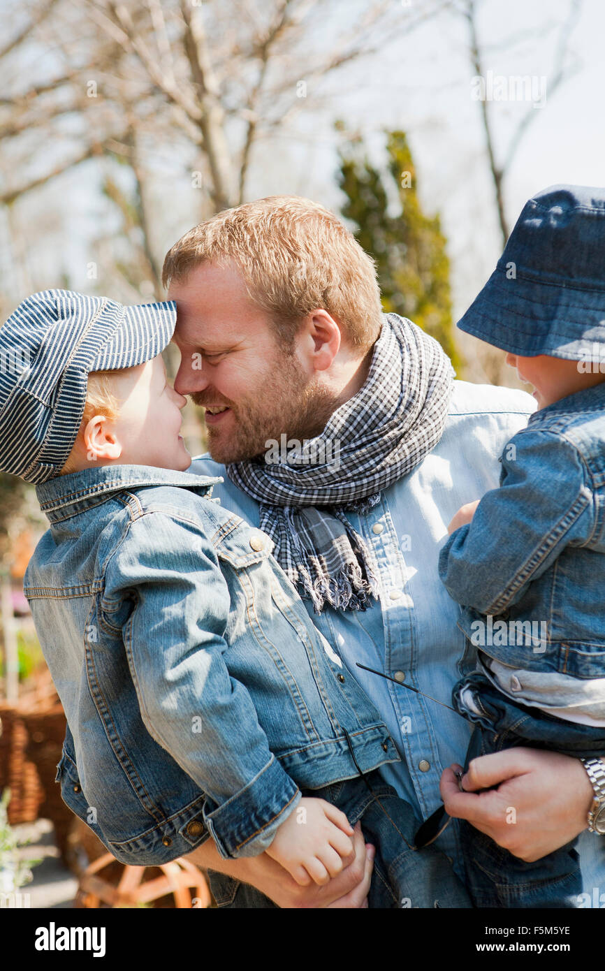 La Svezia Sodermanland, Alvsjo, Padre holding figli (4-5, 6-7) Foto Stock