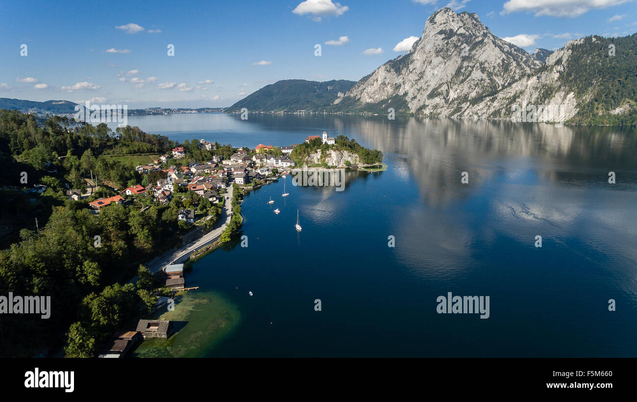 Austria, Austria superiore, Traunkirchen, il lago Traunsee con Traunstein e Cappella Johannesberg Foto Stock